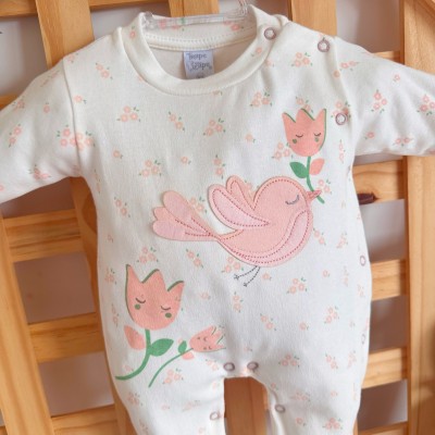 Macacão Malha Trape Zape - Passarinha com Flores - Off White e Rose